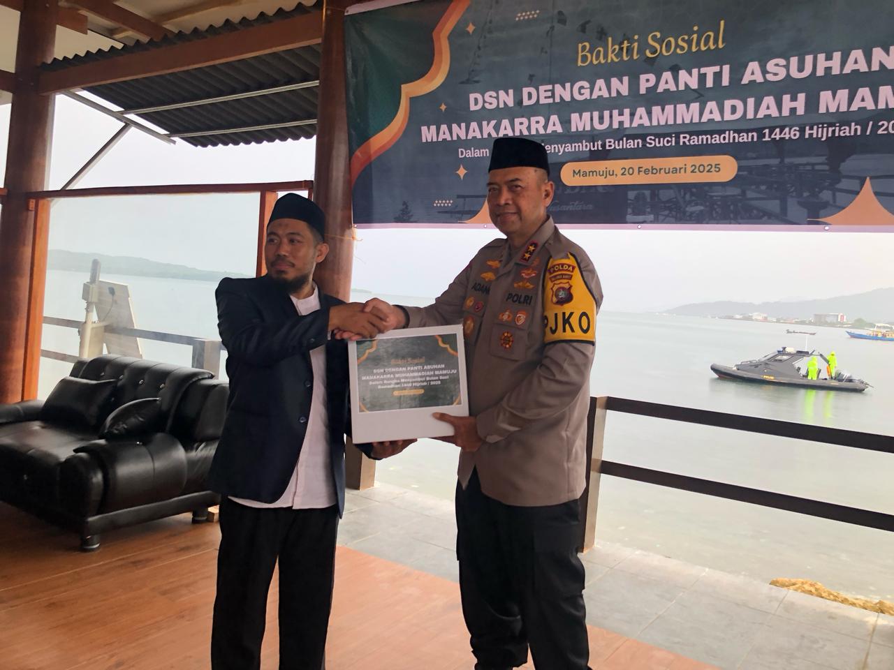 Sambut Ramadan, Kapolda Sulbar Undang Anak Yatim ke Dermaga Sandeq dan Bagikan Santunan