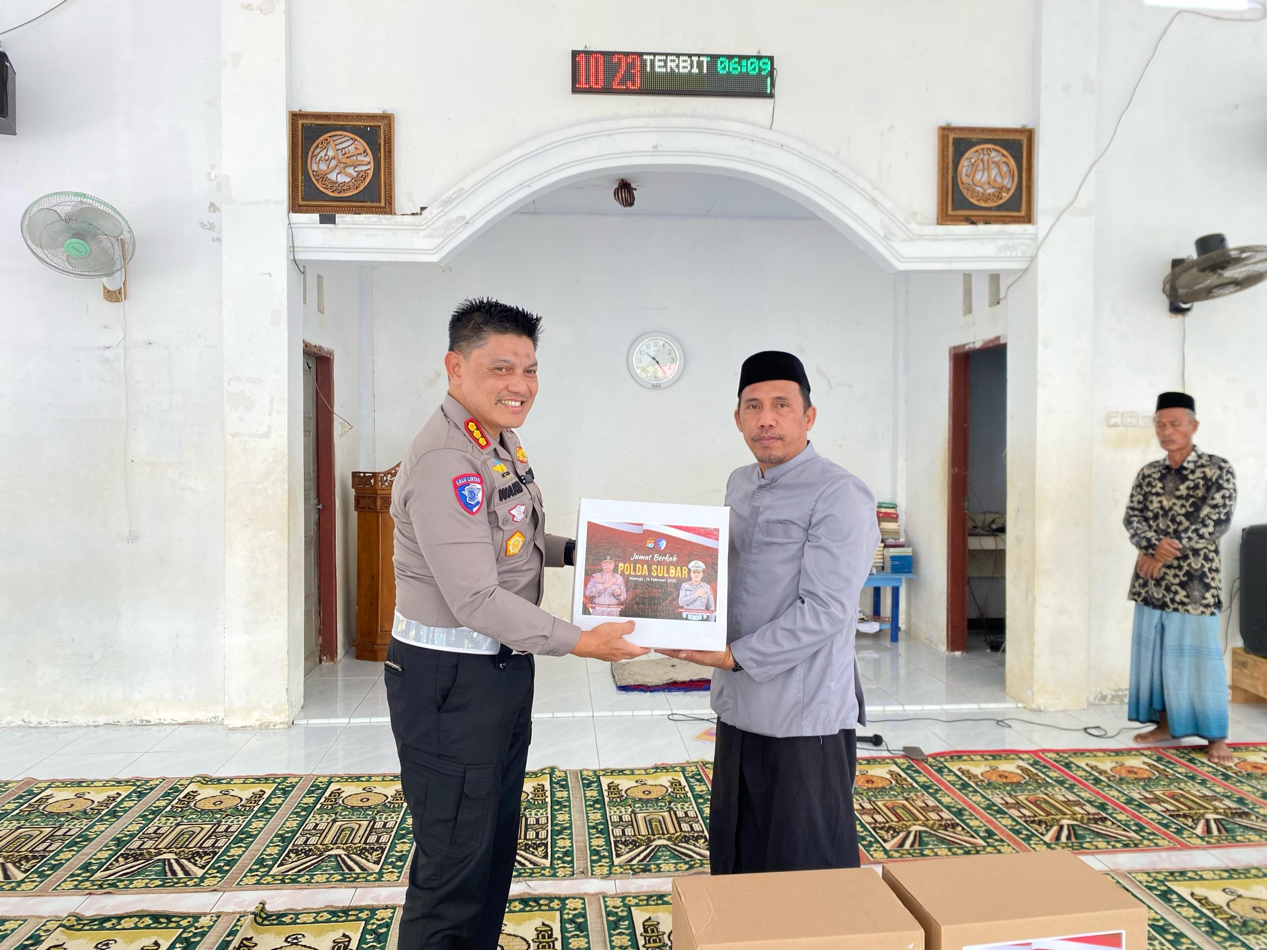 Lebih Dekat dengan Masyarakat, Dirlantas Polda Sulbar Bagikan Sembako dan Perlengkapan Sholat