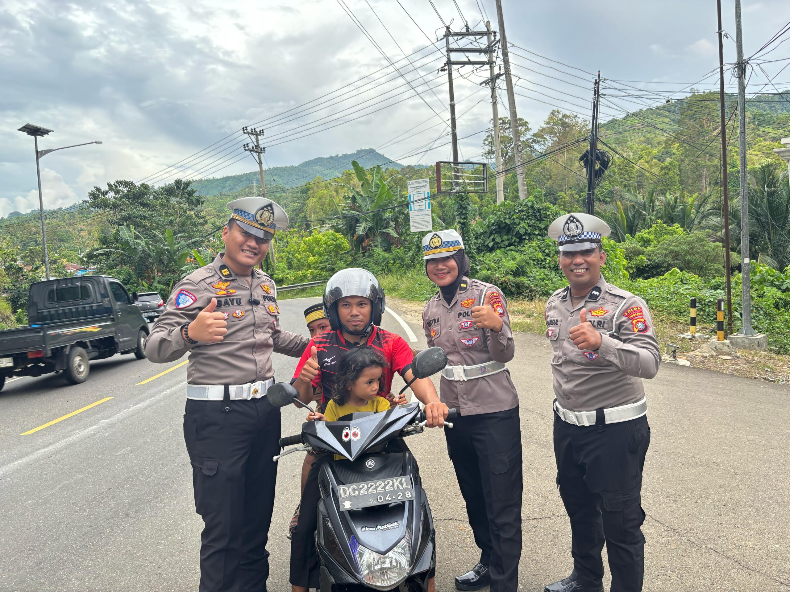 Takjil dan Tips Aman Berkendara Jadi Inovasi Ditlantas Polda Sulbar Meriahkan Ramadhan