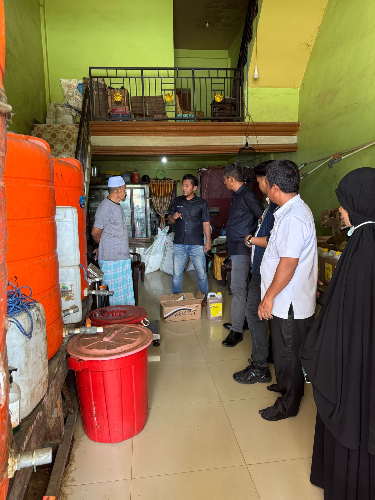 Unit II Tipidter Sat Reskrim Polres Mamuju Tengah Dampingi Disperindag dalam Pengecekan Takaran Minyak Goreng