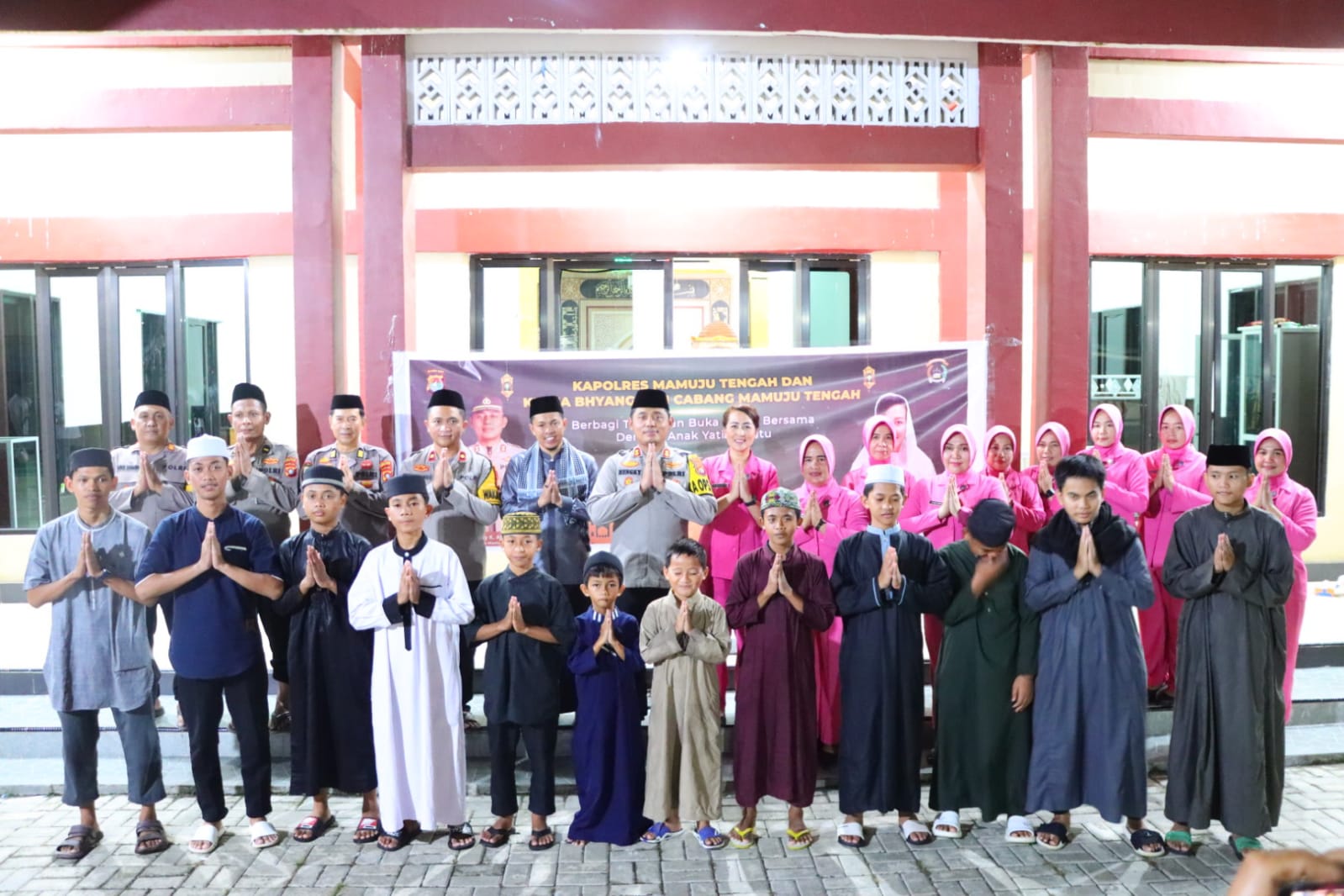 Kapolres Mamuju Tengah Gelar Buka Bersama dengan Anak Yatim di Masjid Al-Mukhlisin