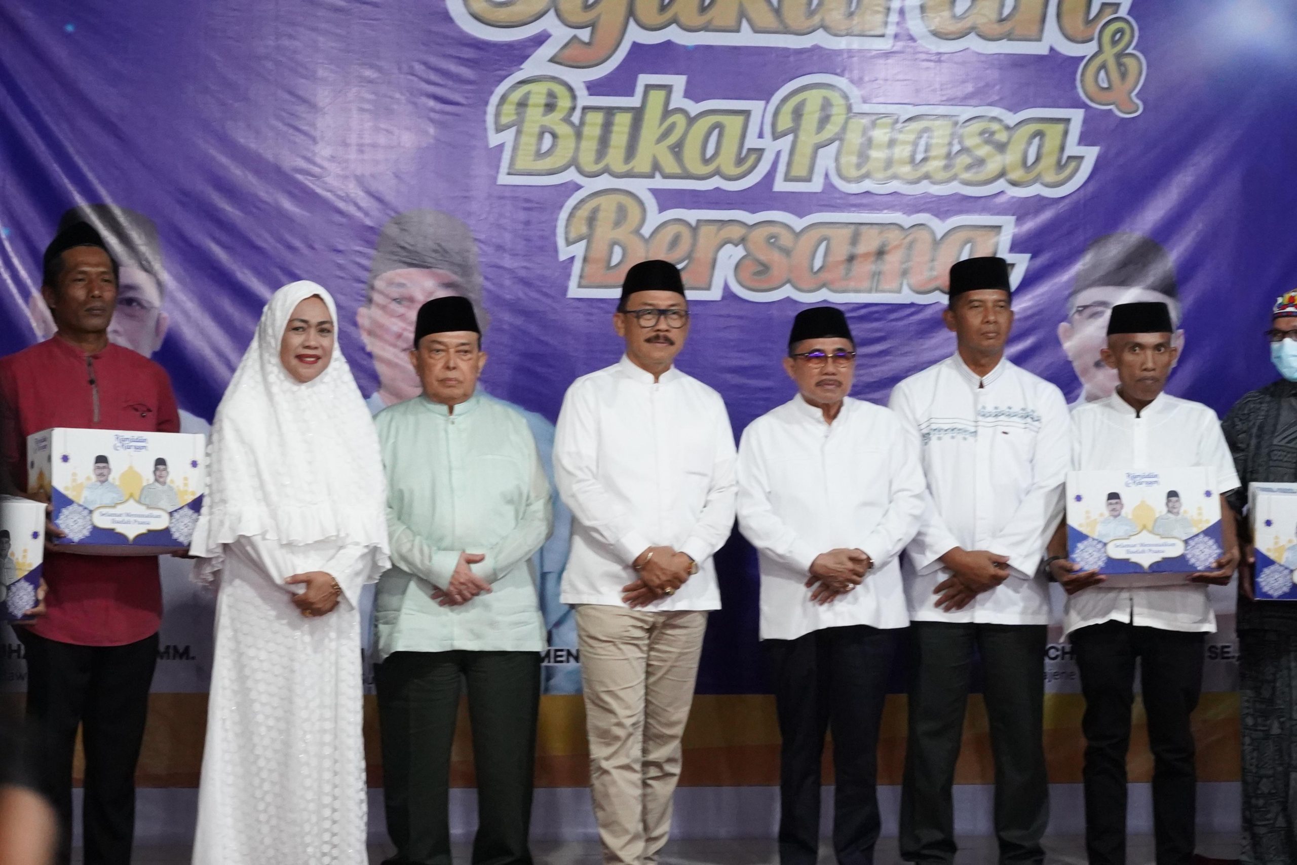 Gubernur dan Wakil Gubernur Sulbar Buka Puasa Bersama dan Bagikan 1.000 Paket Sembako di Majene
