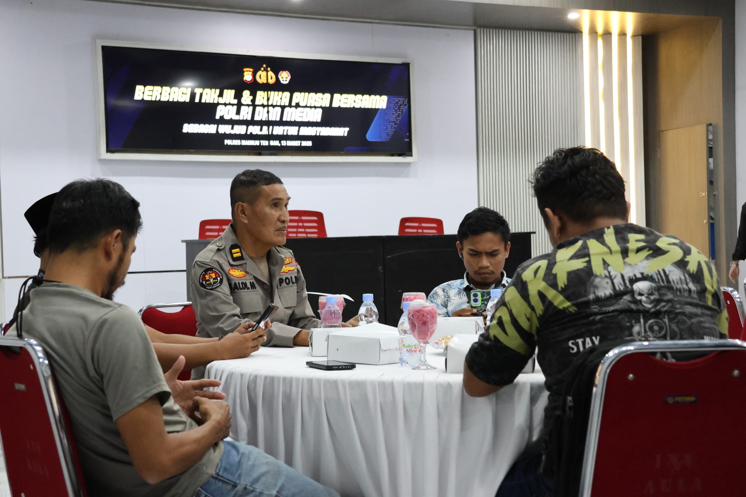 Polres Mamuju Tengah Gelar Zoom dan Berbagi Takjil SERTA Buka Puasa Bersama Polri dan Media