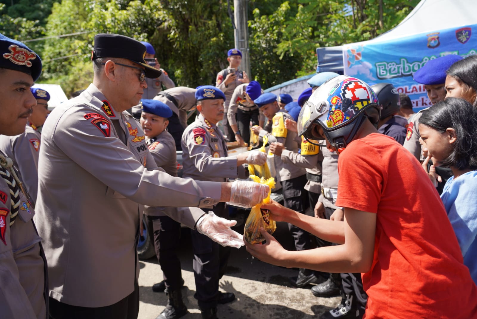 Berkah Ramadhan, Kapolda Sulbar Berbagi Ikan Segar!