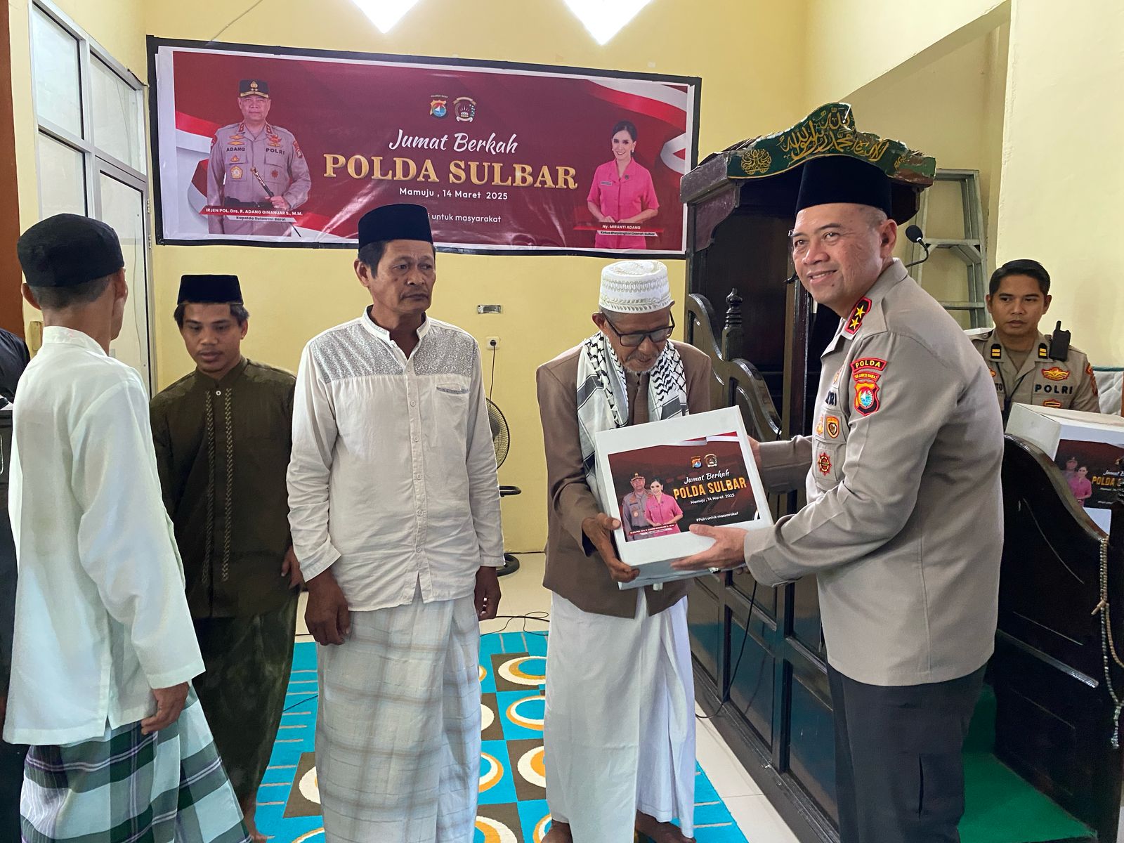 Safari Jumat Ramadhan, Kapolda Sulbar Berbagi Sembako dengan Jamaah Masjid Nurul Hikmah Simboro