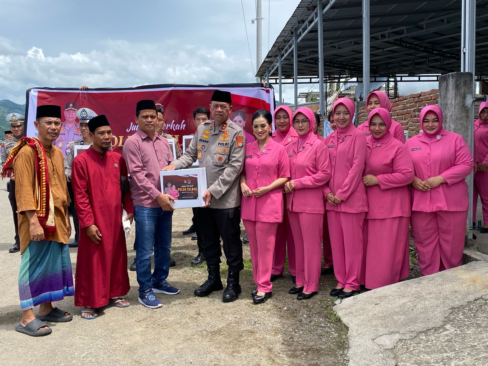 Jumat Berkah Ramadhan: Kapolda Sulbar Membangun Jembatan Empati Dengan Masyarakat