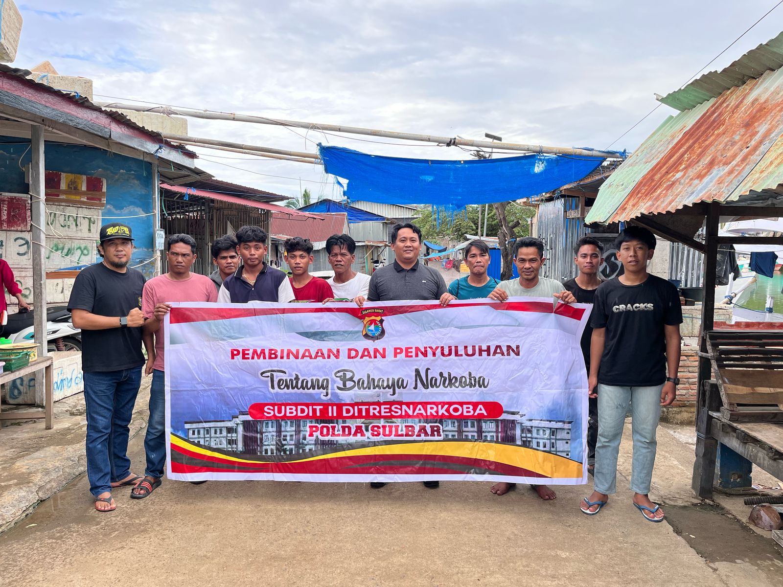 Ditresnarkoba Polda Sulbar Gelar Pembinaan dan Edukasi Anti-Narkoba di Kampung Nelayan Binanga Mamuju
