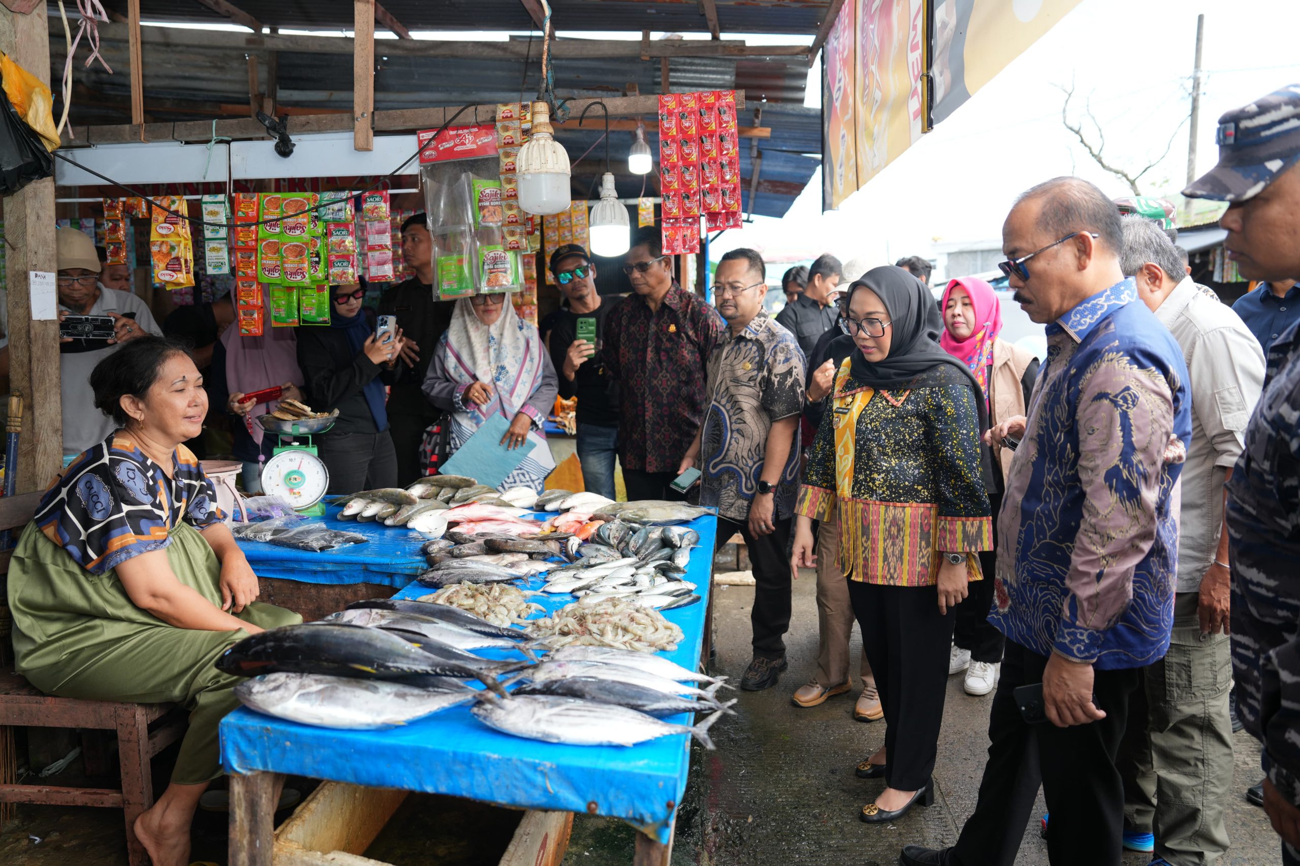 Gubernur Sulbar Tinjau Pasar, Pastikan Stok Pangan Aman Jelang Lebaran