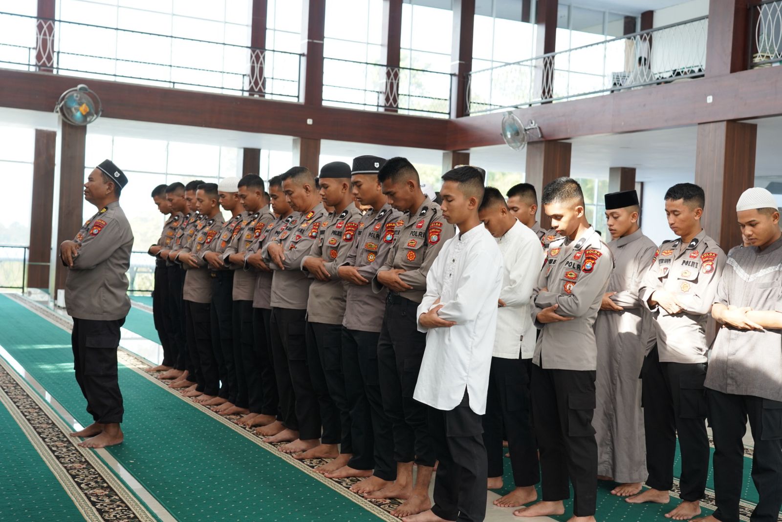 Polda Sulbar Gelar Sholat Gaib untuk Tiga Personel yang Gugur Saat Penggerebekan Sabung Ayam