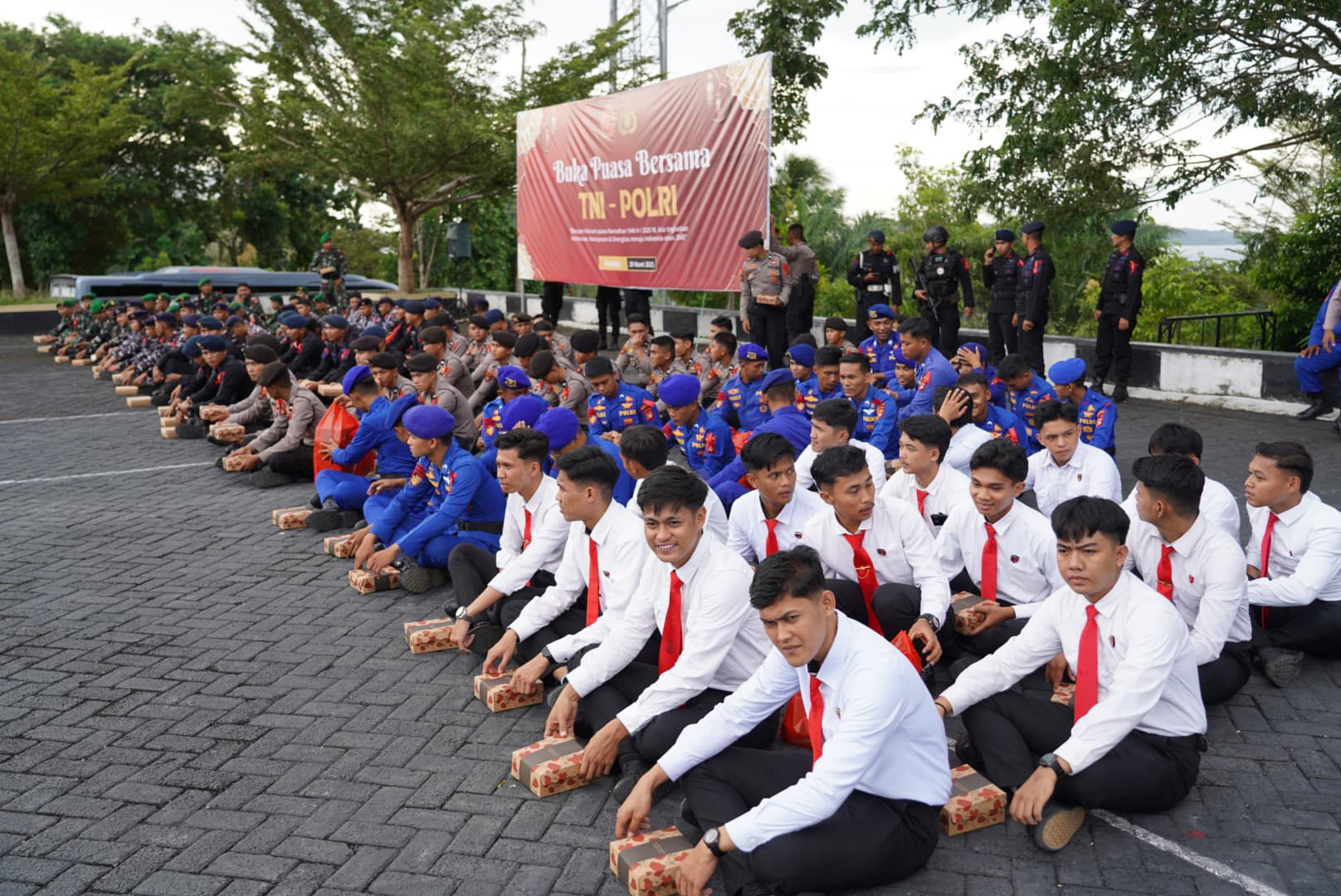 Silaturahmi Ramadan: Polda Sulbar dan TNI Perkuat Sinergitas di Momen Buka Puasa Bersama