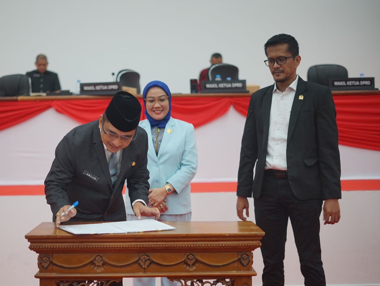 Pj Sekretaris Provinsi, Amujib dan Wakil Ketua DPRD Sulbar tanda tangani hasil paripurna.