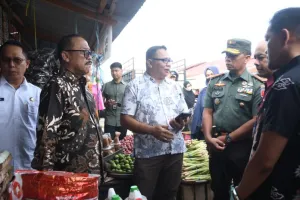 Danrem 142/Tatag Dampingi Gubernur Sulbar Pantau Harga dan Stok Pangan Jelang Natal dan Tahun Baru
