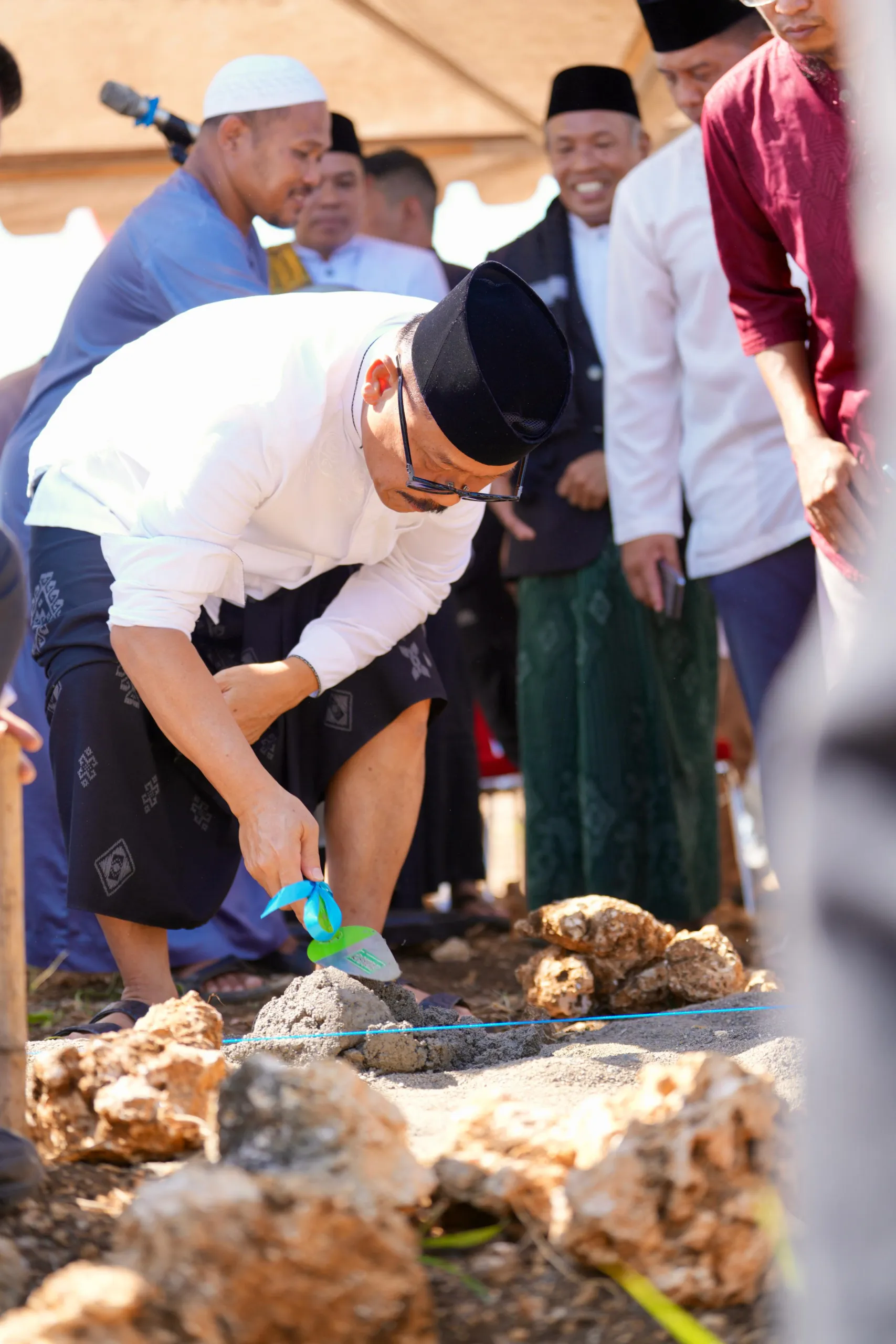 Gubernur Sulbar Lakukan Peletakan Batu Pertama Masjid An-Nur Tanete Guru*